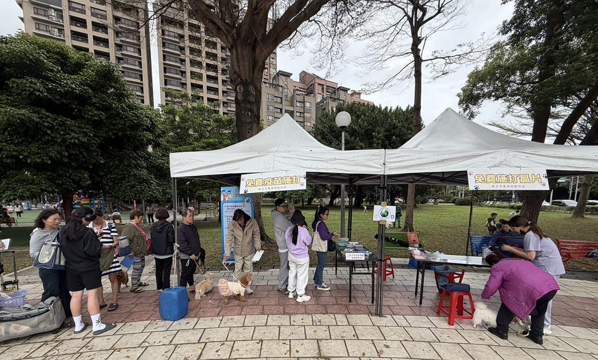 民眾排隊注射狂犬病疫苗及晶片。 圖／新北市動保處提供