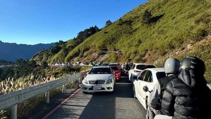 白色賓士違停在路旁紅線，駕駛卻不知去向，導致下山大塞車。 圖：翻攝自中橫路況交通資訊站臉書