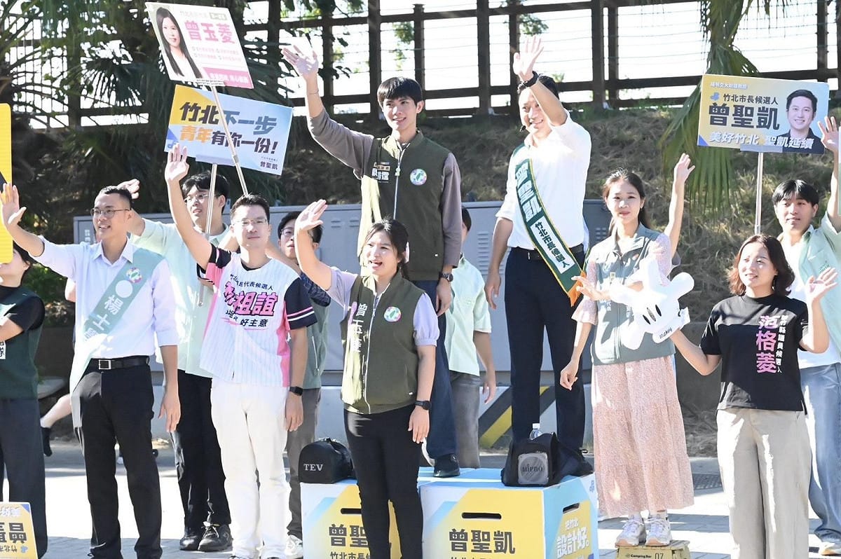 竹北市長參選人曾聖凱與新竹縣議員參選人一同站路口拜票。 圖：民進黨提供