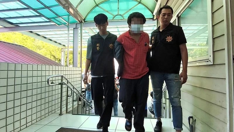 新莊警將李男帶回警局偵訊。 圖：翻攝畫面