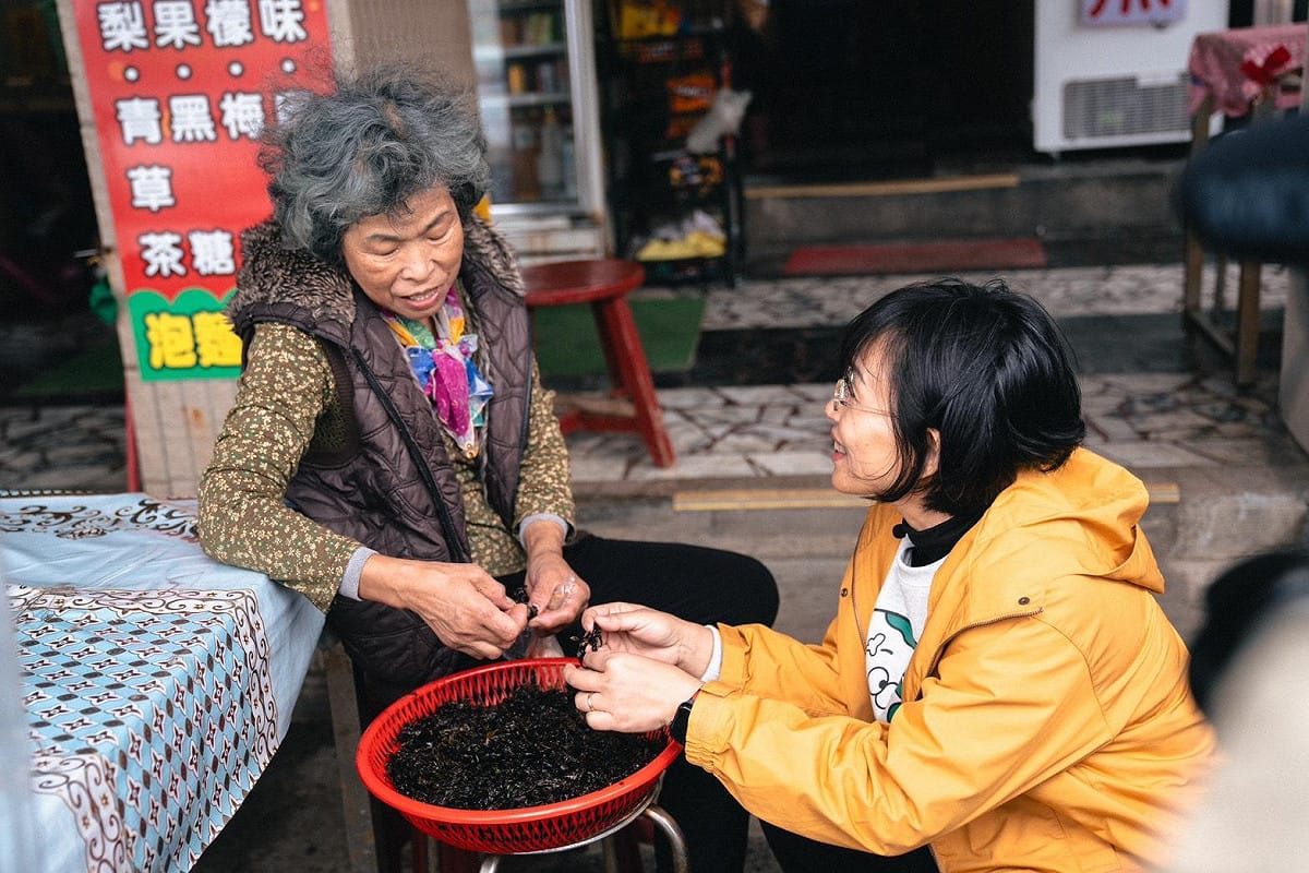 鼻頭角海女吳金鳳則提到，兩人在海邊碰巧遇到而結緣，指出蘇巧慧親切熱情、沒有架子。 圖：蘇巧慧競總提供