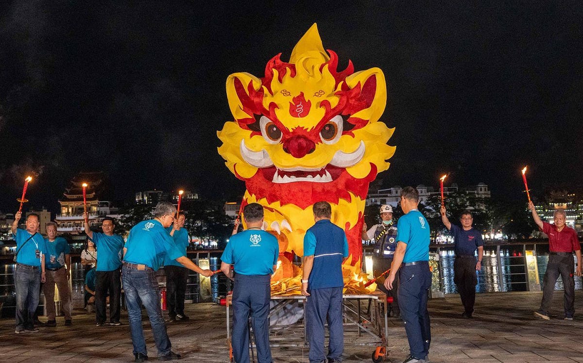 今年左營萬牛季火獅延續傳統火焰紋與輪廓，以圓潤的造型重新呈現，以紅、黃配色，象徵溫暖、守護與福氣。 圖：高雄市民政局／提供
