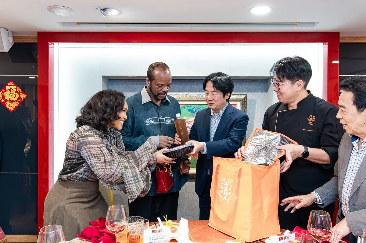 賴清德準備六瓶冬瓜檸檬汁讓史瓦帝尼王國恩史瓦帝三世國王帶回品嚐。 圖：總統府提供
