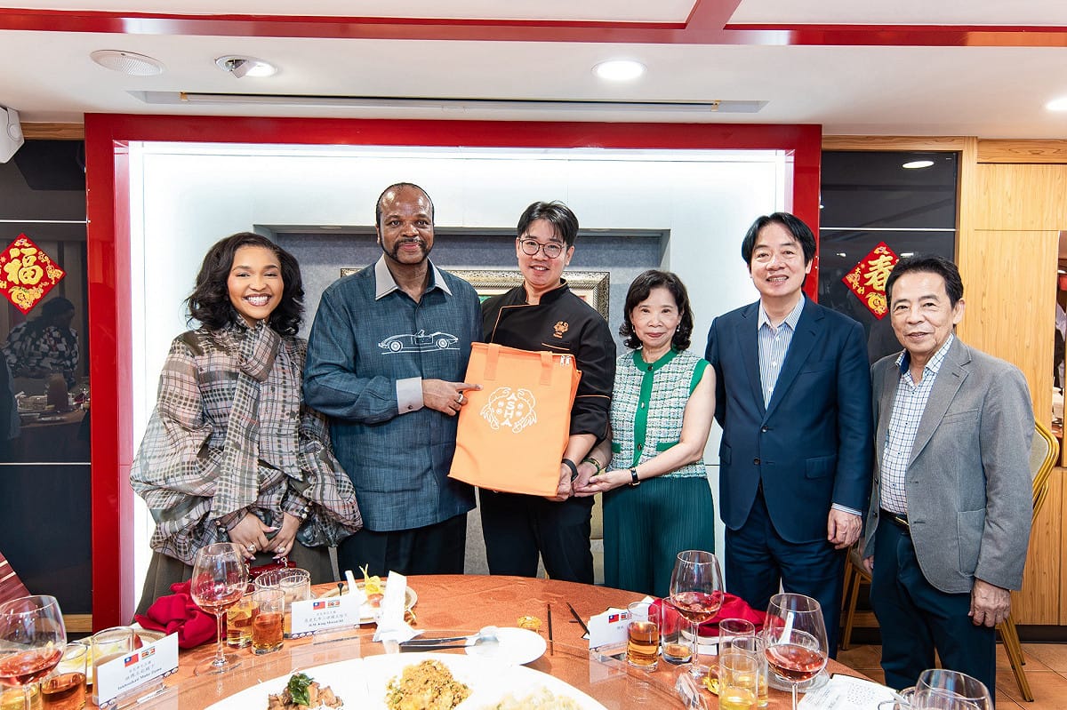 賴清德帶史瓦帝尼王國恩史瓦帝三世國王前往台南經典台菜老店「阿霞飯店」大啖美食。 圖：總統府提供