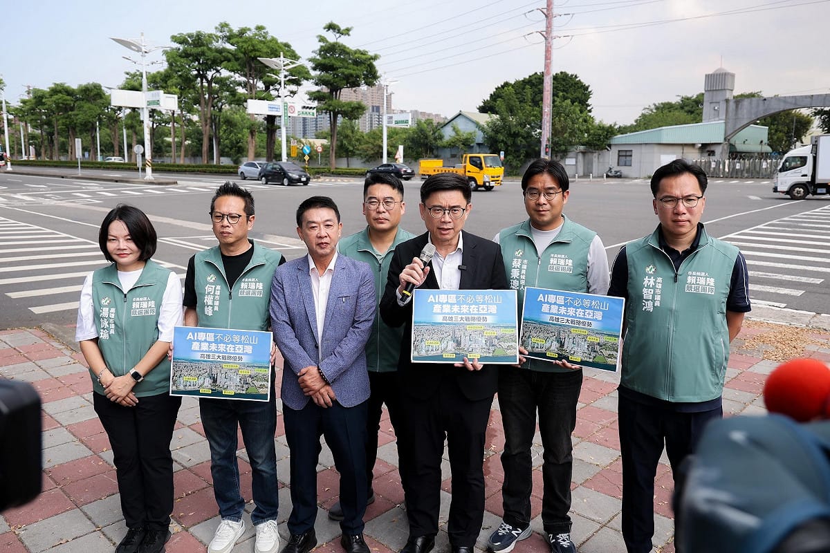 賴瑞隆(右三)偕許智傑(左三)等人在205兵工廠前召開「AI不必等松山！產業未來在亞灣」記者會。 圖：賴瑞隆競總／提供