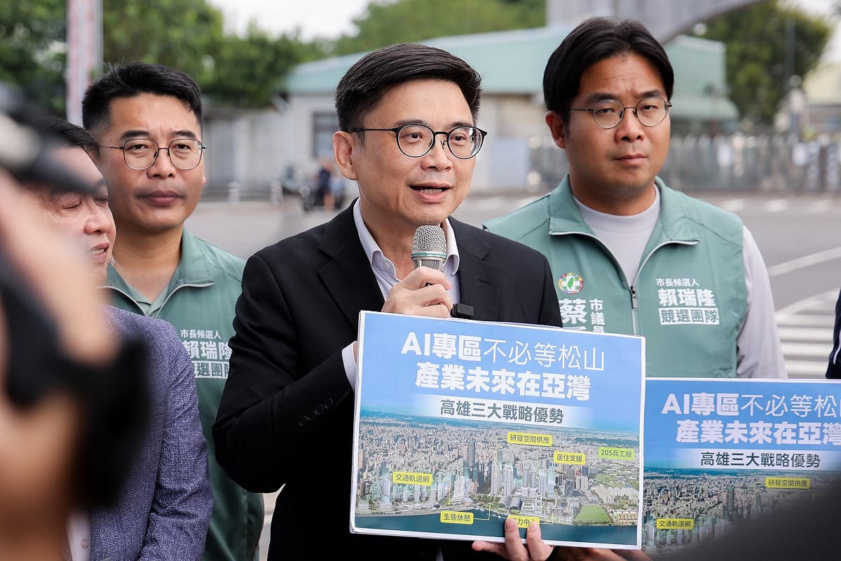 賴瑞隆(中)強調，高雄早已具備土地、能源、產業及人才基礎，不必等待機場遷建，就能在亞洲新灣區推動台灣AI產業聚落。 圖：賴瑞隆競總／提供