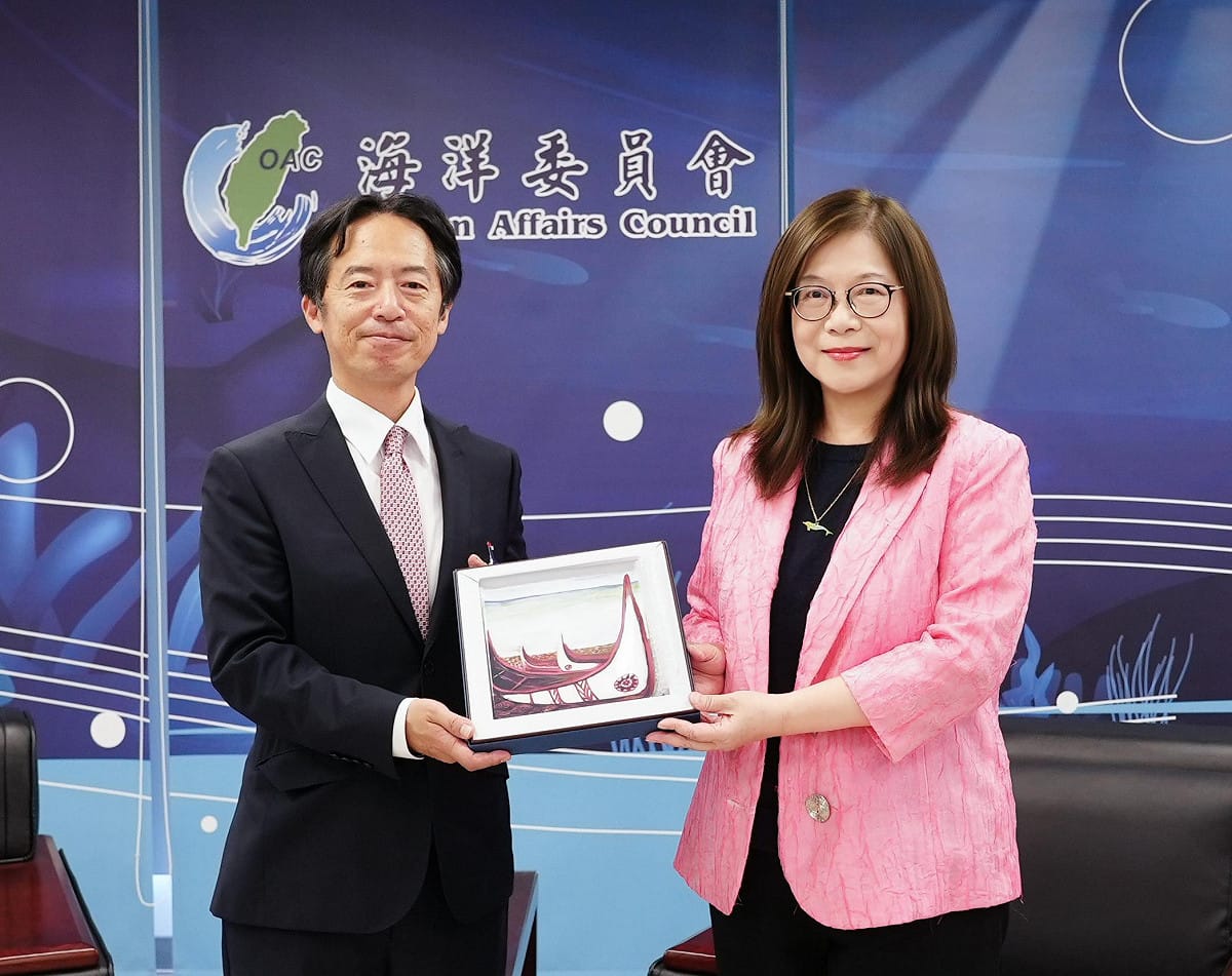 管碧玲(右)致贈蘭嶼瓷盤予福永護(左)。 圖：海委會／提供