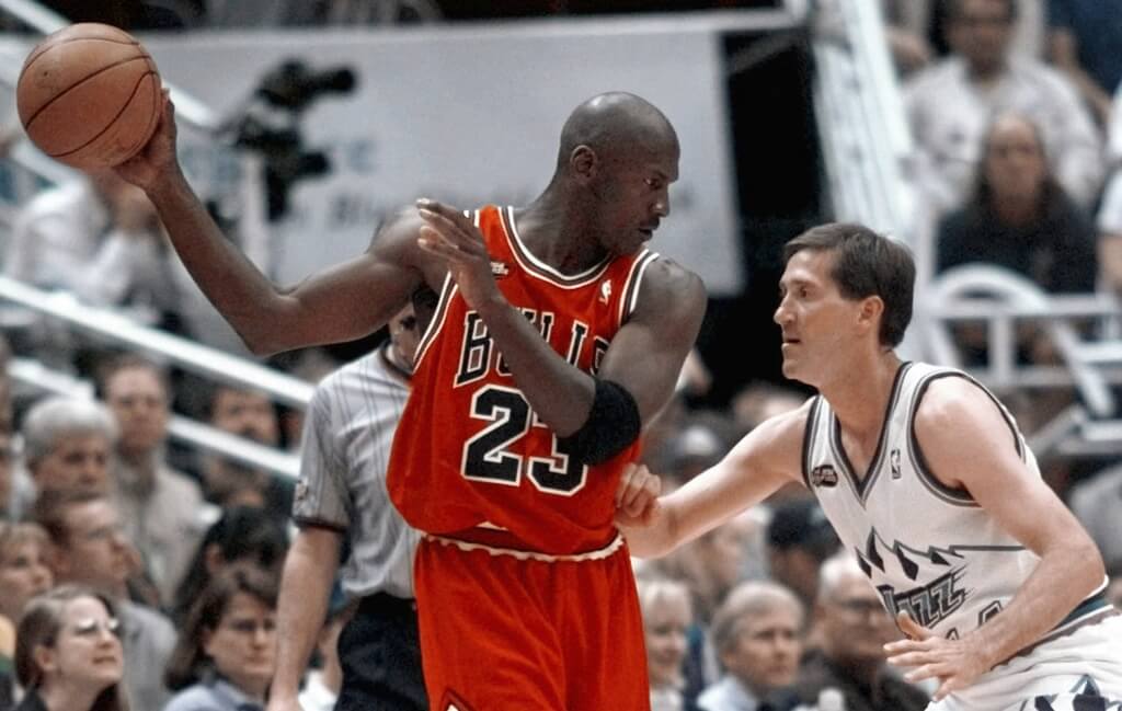 NBA傳奇球星喬丹（左）在1998年6月5日NBA總冠軍賽時所穿的球衣，近期以1400萬美元賣出，創下籃球紀念品有史以來最高成交價。（美聯社）
