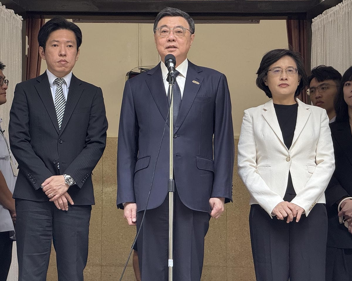 行政院長卓榮泰（中）、副院長鄭麗君(右)及秘書長張惇涵 圖：林朝億/攝