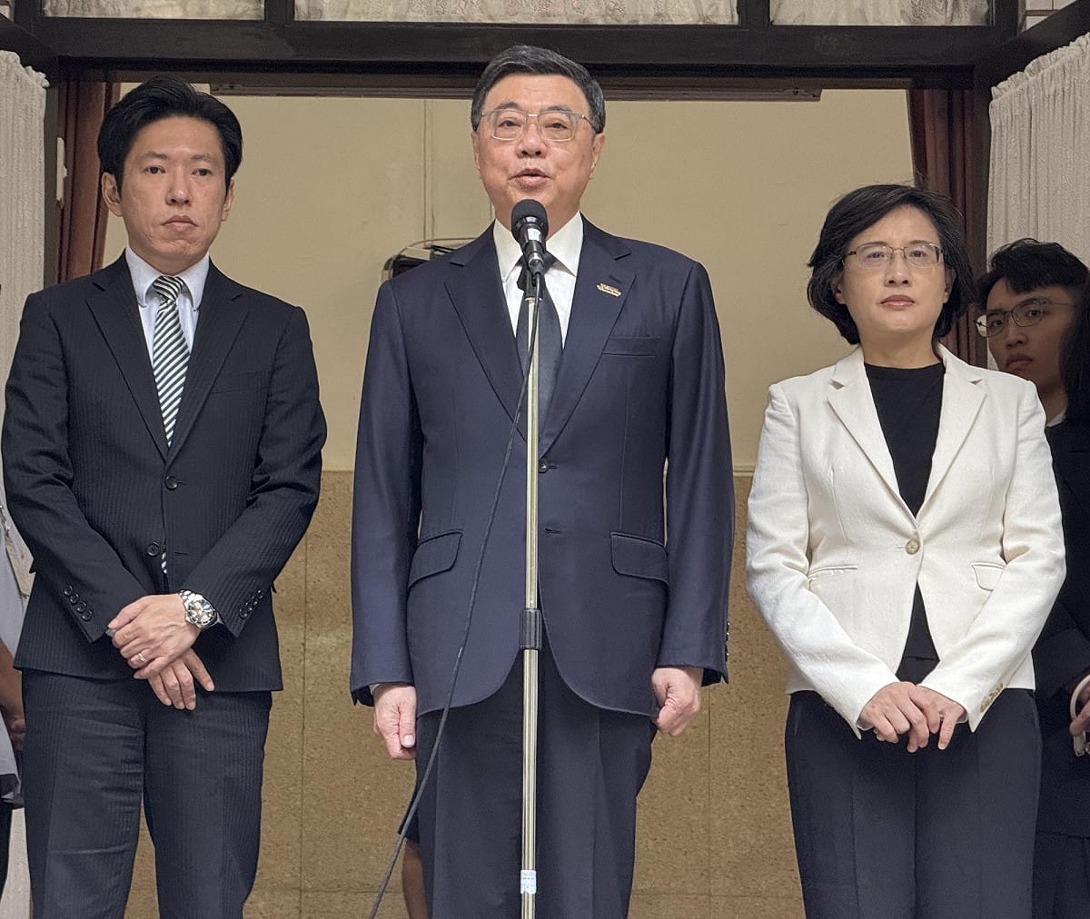 行政長卓榮泰（中） 圖：林朝億/攝