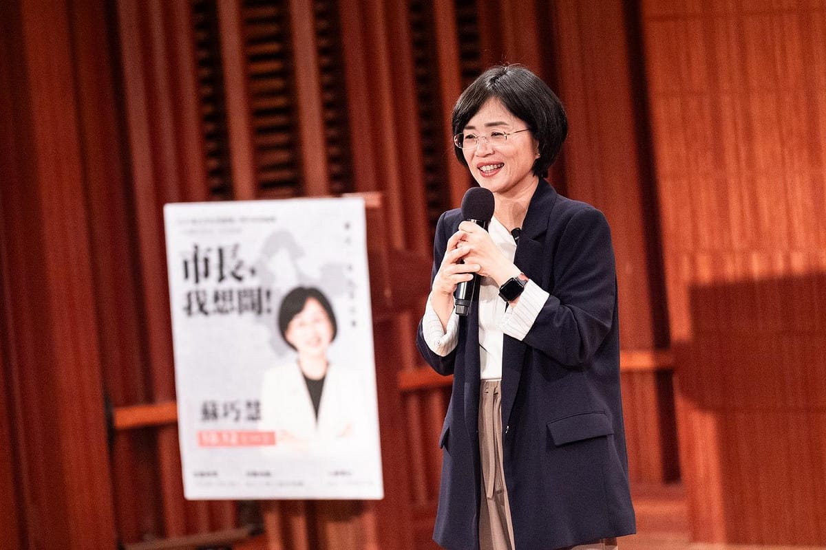 新北市長候選人、立法委員蘇巧慧昨（12）晚赴淡江大學，出席由淡江大學學生會舉辦的《市長，我想問》青年政策論壇。 圖：蘇巧慧競總提供