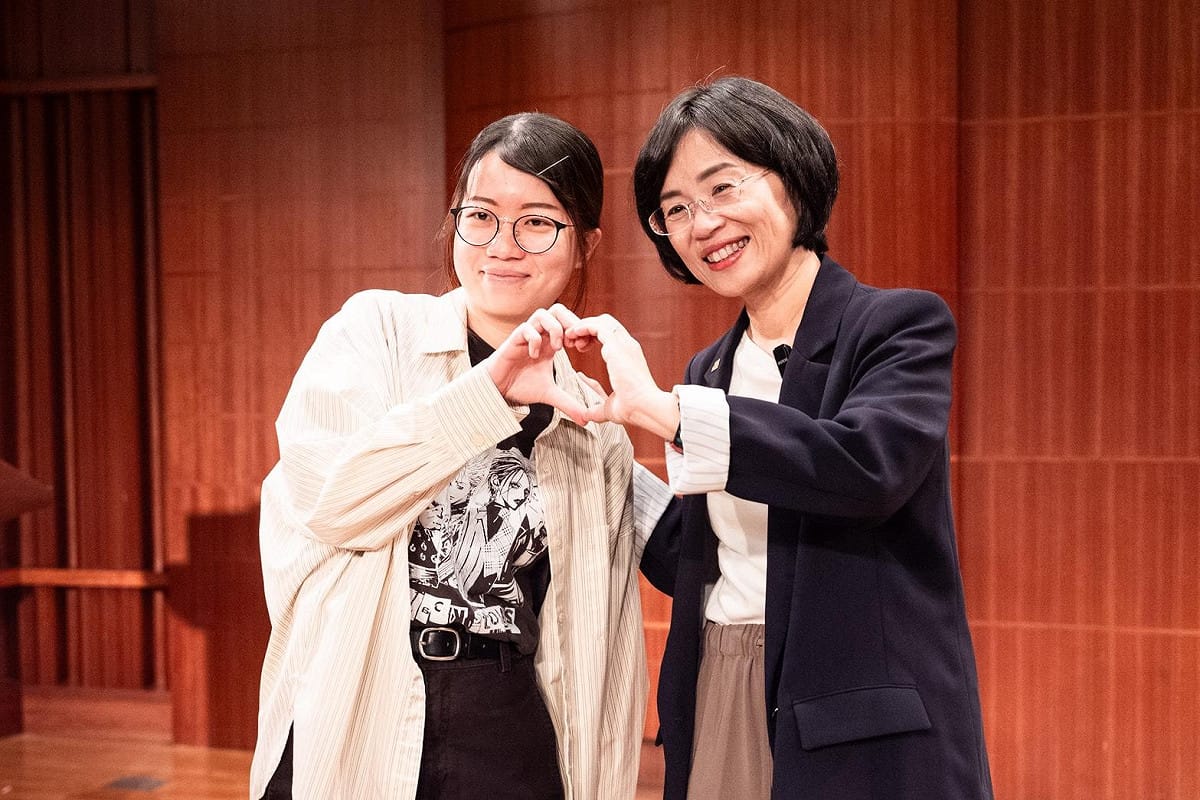 蘇巧慧和淡江大學學生合影、比愛心。 圖：蘇巧慧競總提供