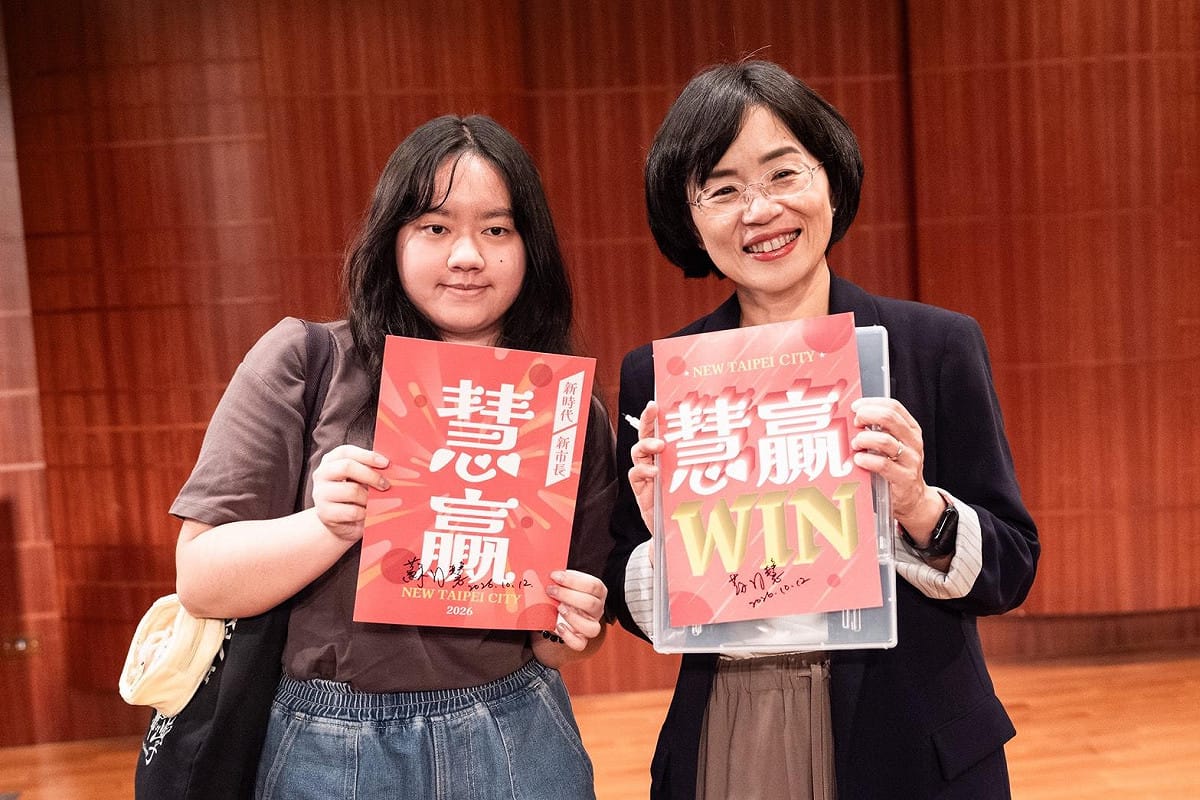 蘇巧慧和淡江大學學生合影。 圖：蘇巧慧競總提供
