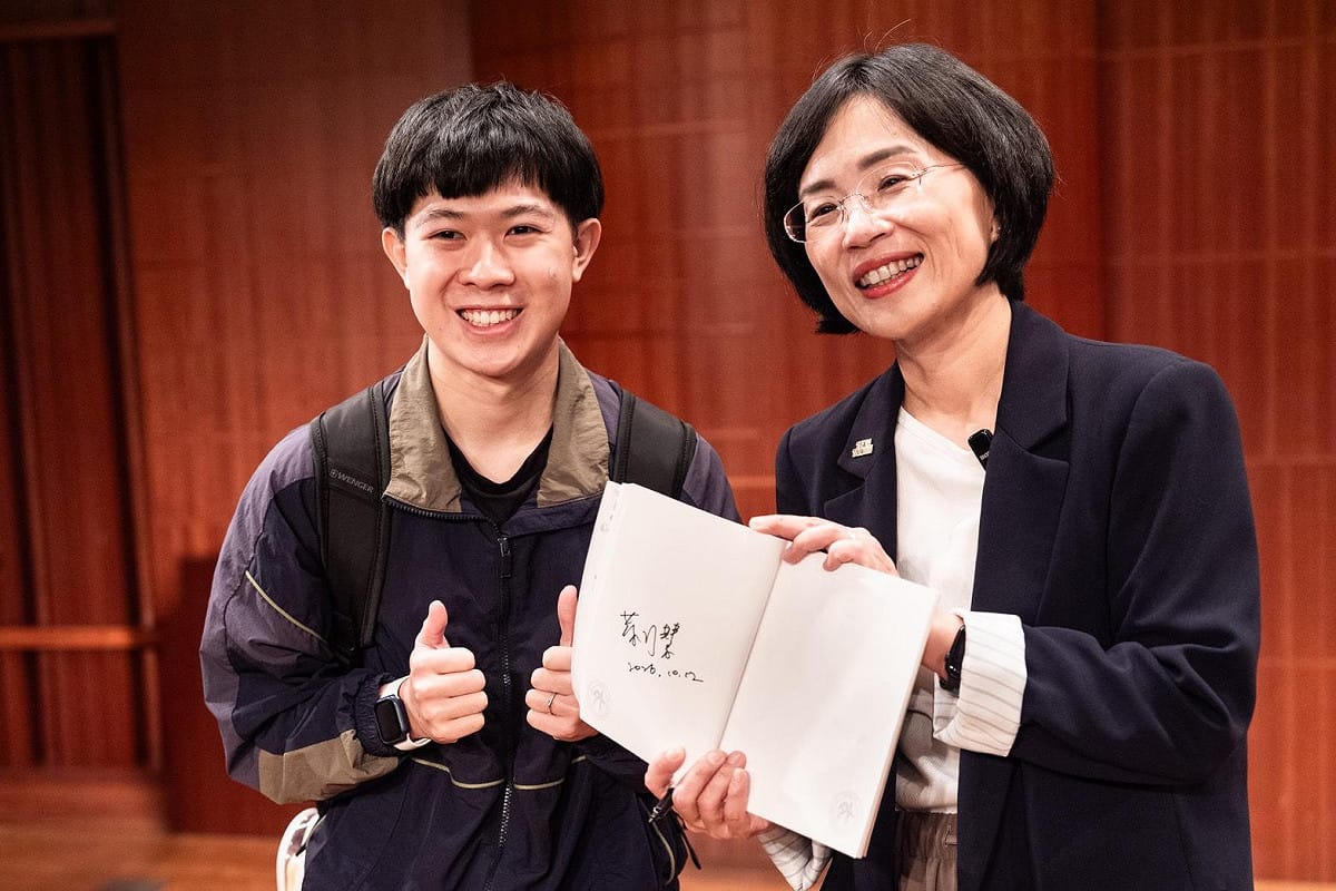 蘇巧慧和淡江大學學生合影。 圖：蘇巧慧競總提供