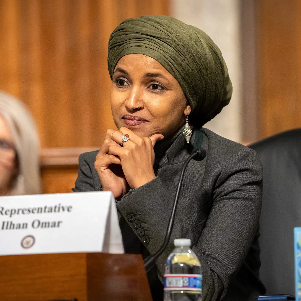 美國索馬利亞裔民主黨籍眾議員伊爾汗．奥馬爾 （Ihan Omar）位於華盛頓特區的住所，12日清晨遭國土安全部突襲調查。 圖：翻攝自 X @EricLDaugh