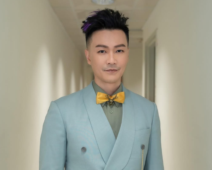 林俊逸近期演出舞台劇《你好！我是接體員》時，雙腳出現疼痛異狀，一開始他誤以為只是肌肉拉傷，症狀卻越來越嚴重，甚至惡化到需要依賴枴杖助行，就醫檢查後才發現是「股骨頭缺血性壞死」。 圖：翻攝自林俊逸IG