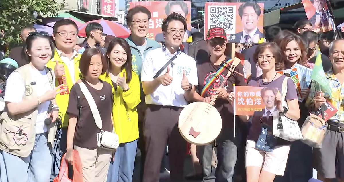 沈伯洋赴北投區的自強市場掃街拜票，現場一度寸步難行。 圖：翻攝自共訊