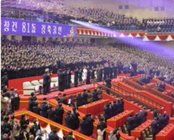 北韓10月10日慶祝勞動黨建黨81周年，金正恩一家三口與全體人員起立鼓掌慶祝。 圖 : 翻攝自朝中社