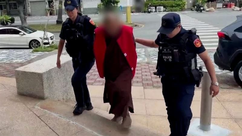 和尚酒駕肇事，警方依現行犯上銬逮捕。 圖：翻攝畫面