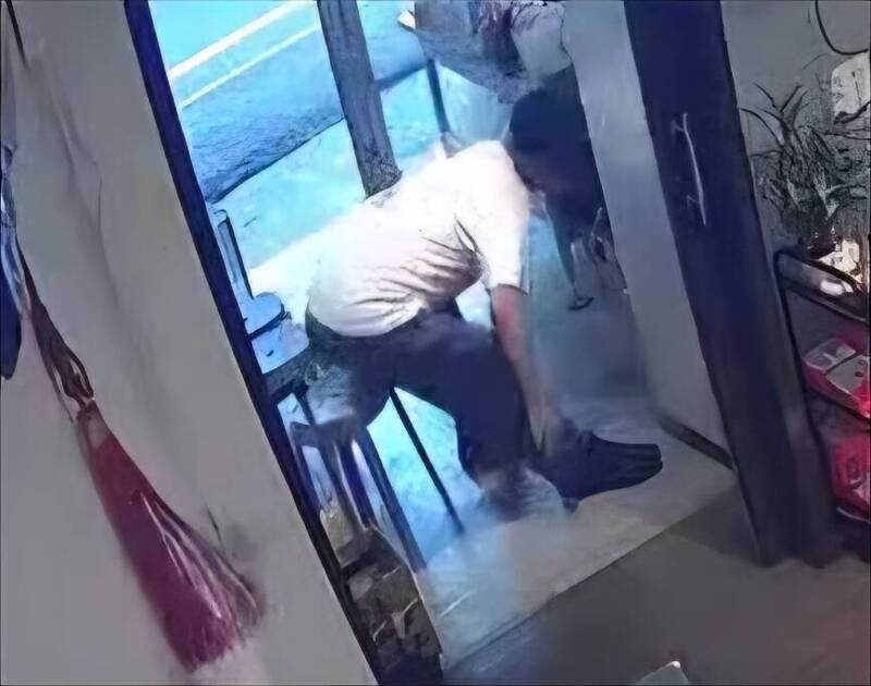 宜蘭知名麵線店遭竊，一名阿伯偷走店家獨門配方。 圖：翻攝畫面