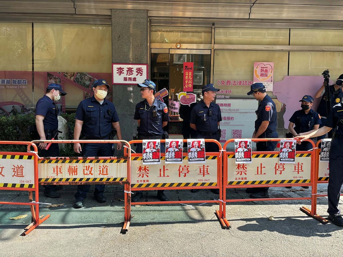 台北市社工工會副理事長沈曜逸批評蔣萬安、李彥秀扭曲沈伯洋毒品減害論述，把社工當白痴，質疑為選舉操作。 圖：翻攝自台北市社工工會　臉書專頁