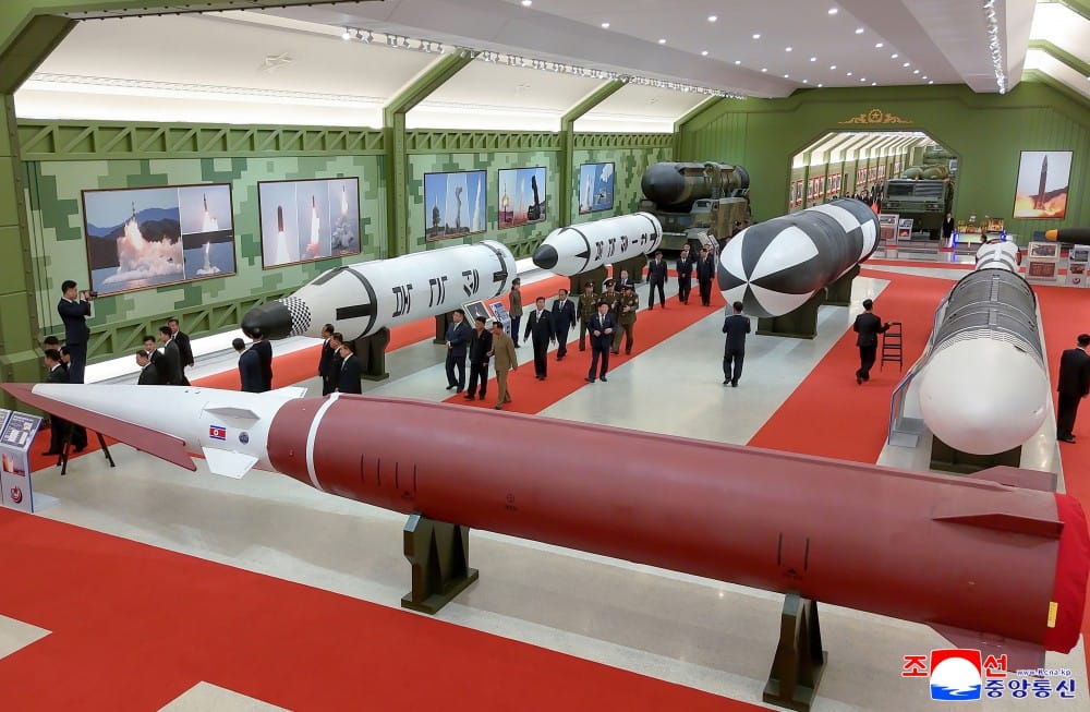 北韓「國防革命博物館」開館，近期試射的新型極音速滑翔載具（前方紅色彈體）與各式彈道飛彈同場陳列。 圖：翻攝朝中社
