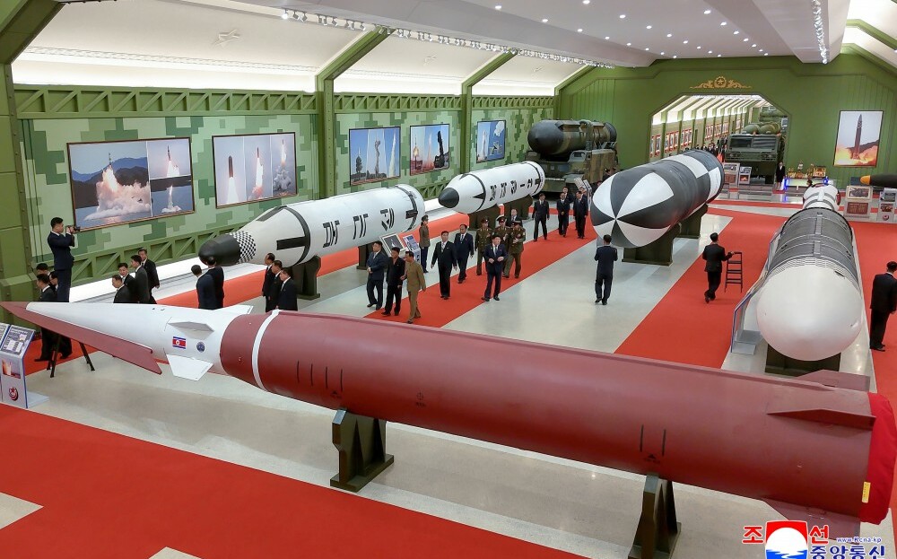 北韓炫武！飛彈、火箭、無人機全擺上 塑金正恩功績形象