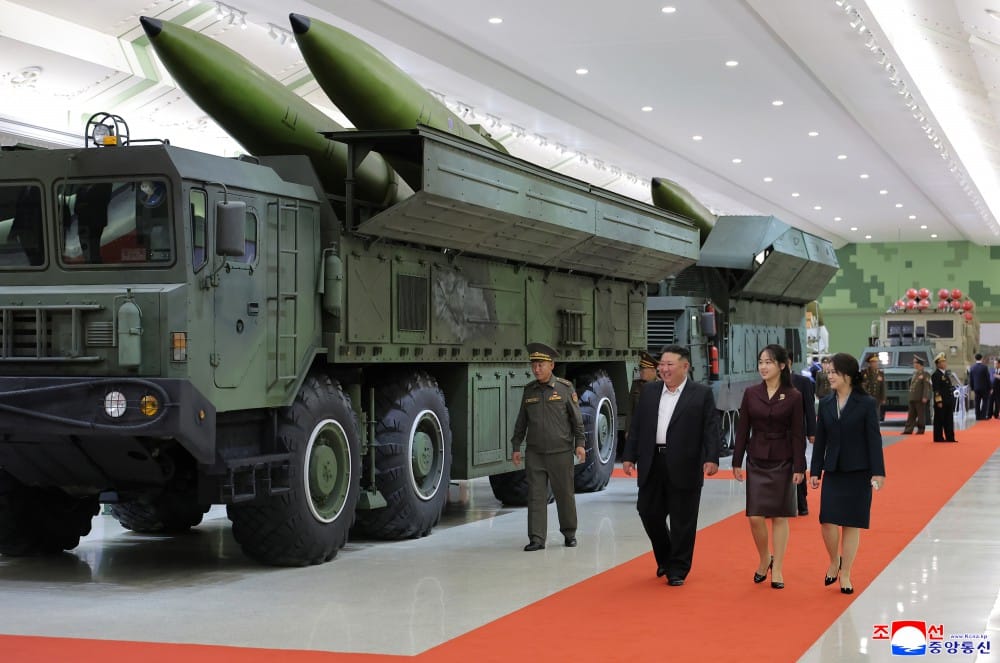 北韓領導人金正恩偕同妻子李雪主、女兒金主愛參觀新開館「國防革命博物館」。 圖：翻攝朝中社