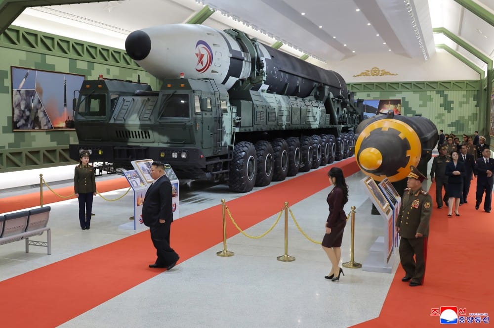 北韓領導人金正恩參觀「國防革命博物館」，女兒金主愛亦步亦趨跟隨在後。 圖：翻攝朝中社