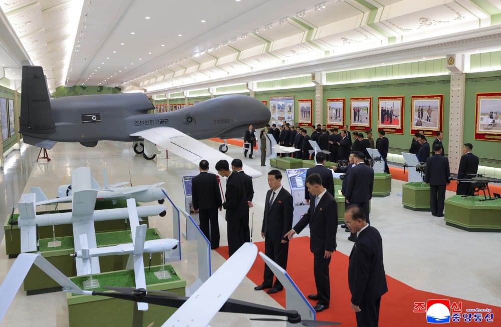 北韓最新無人載具也進入「國防革命博物館」展出。 圖：翻攝朝中社