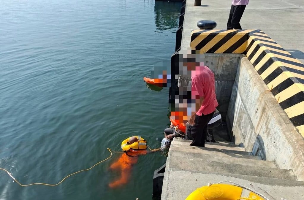 洪姓男子13日上午在高雄市林園區中芸漁港第二停泊區不慎失足落海，其父見狀跳入海中試圖搭救，經救難人員以「遙控式動力救生圈」協助脫困，洪男意識昏迷、送醫搶救，其父則意識清醒。（海洋委員會海巡署南部分署第五岸巡隊提供）中央社記者張已亷傳真　115年10月13日