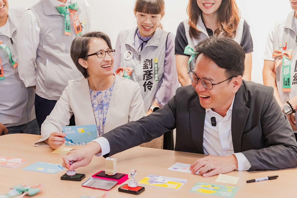 蕭美琴與莊競程一同開箱競總 圖：莊競程辦公室提供