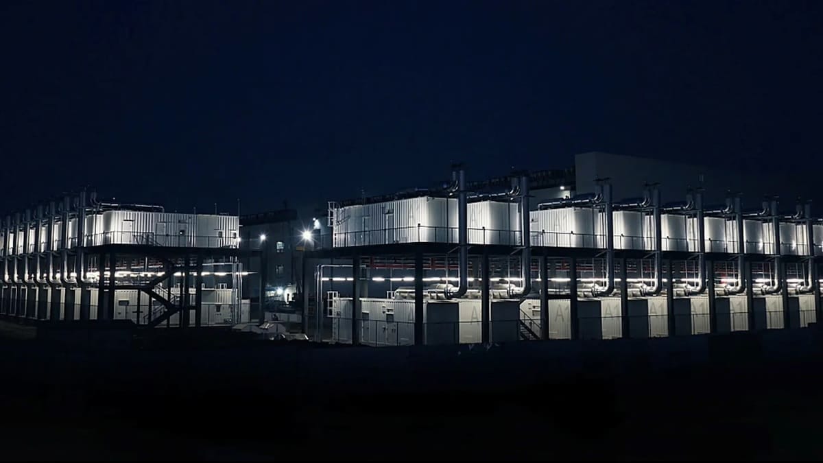 中國在內蒙古戈壁沙漠邊緣的烏蘭察布市，建造龐大的數據中心聚落。 圖：翻攝自@SputnikInt