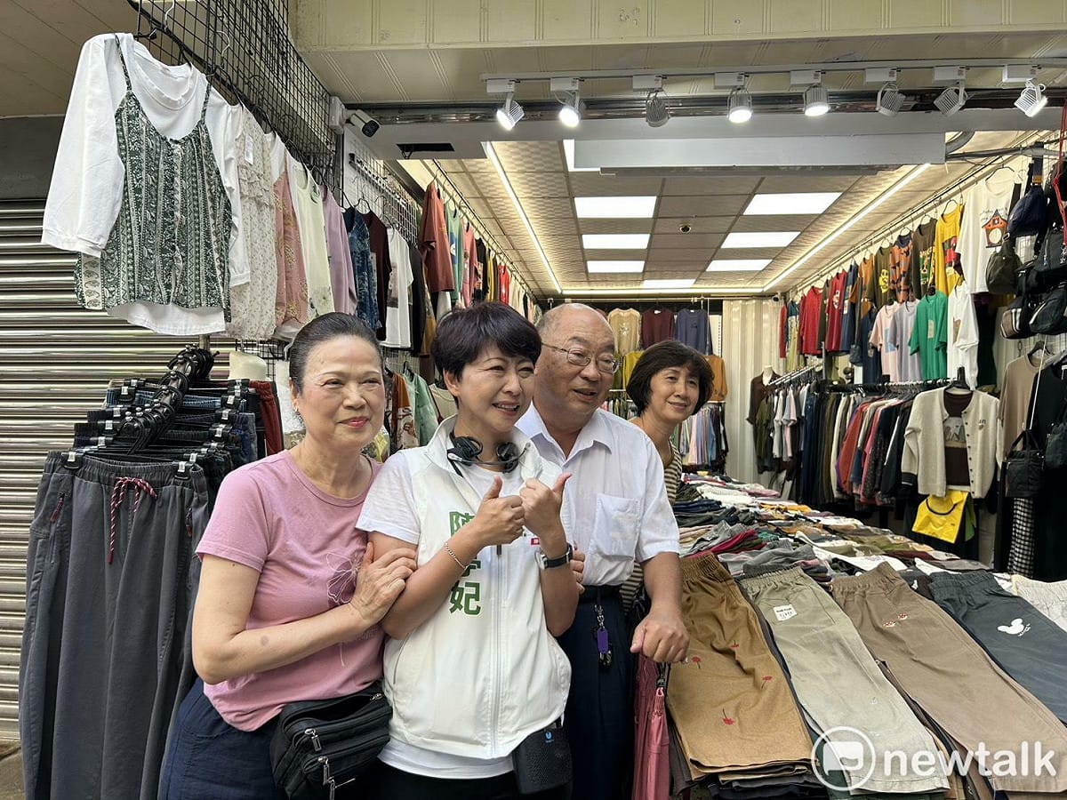 台南市長候選人陳亭妃回到出生地東菜市掃街，向市場攤商及採買民眾問候，沿途獲得熱情歡迎。不少攤商看見陳亭妃，彷彿迎接自家女兒回娘家，熱情擁抱、送上水果與花束，也不忘叮嚀她選舉活動別太辛苦，現場洋溢濃厚的人情味。 圖：陳亭妃競選總部提供