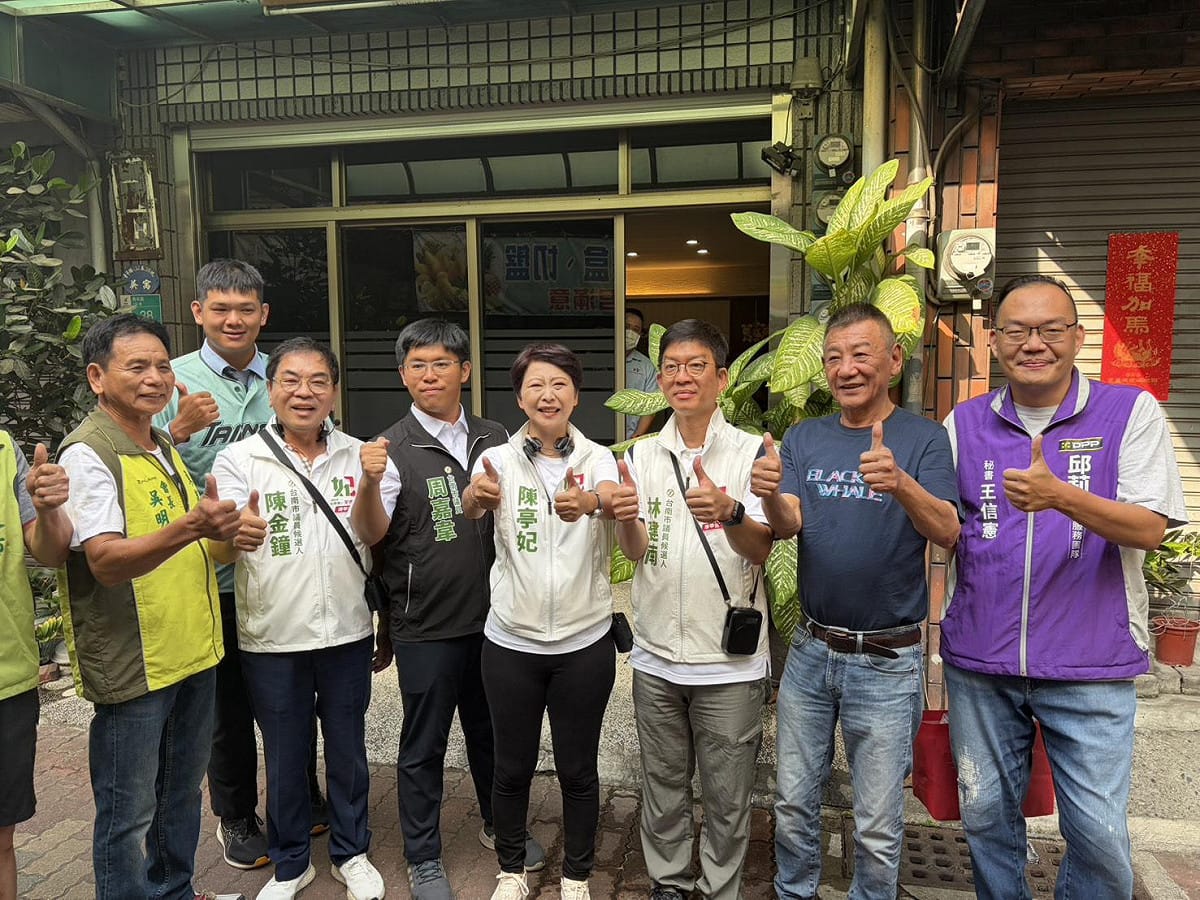台南市長候選人陳亭妃今日上午回到出生地東菜市掃街，偕同北區、中西區市議員候選人周嘉韋、林建南、沈震南，以及議長邱莉莉代表、東區市議員候選人陳金鐘、蔡筱薇代表，向市場攤商及採買民眾問候。 圖：陳亭妃競選總部提供