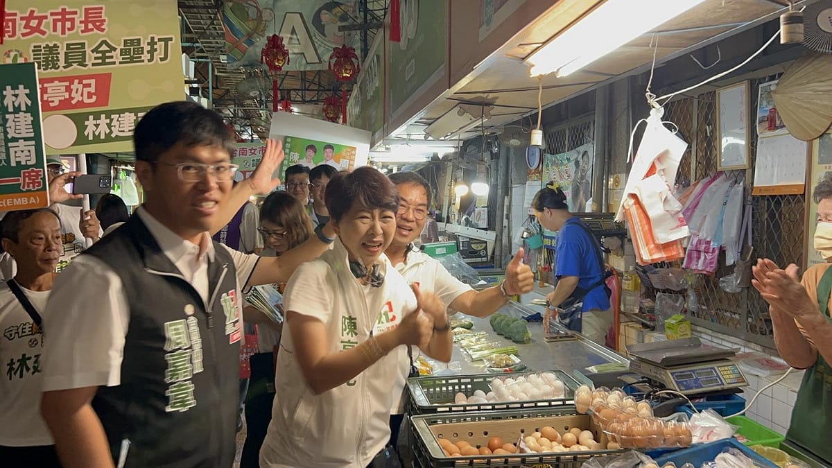 台南市長候選人陳亭妃回到出生地東菜市掃街，向市場攤商及採買民眾問候，沿途獲得熱情歡迎。不少攤商看見陳亭妃，彷彿迎接自家女兒回娘家，熱情擁抱、送上水果與花束，也不忘叮嚀她選舉活動別太辛苦，現場洋溢濃厚的人情味。 圖：陳亭妃競選總部提供