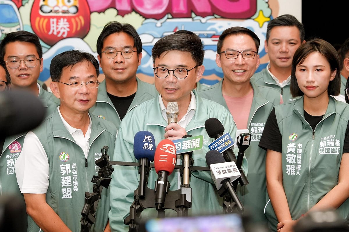賴瑞隆(中)將以創意及執行力為城市每一區打造自己的舞台，讓全體市民成為最耀眼的主角。 圖：賴瑞隆競總／提供