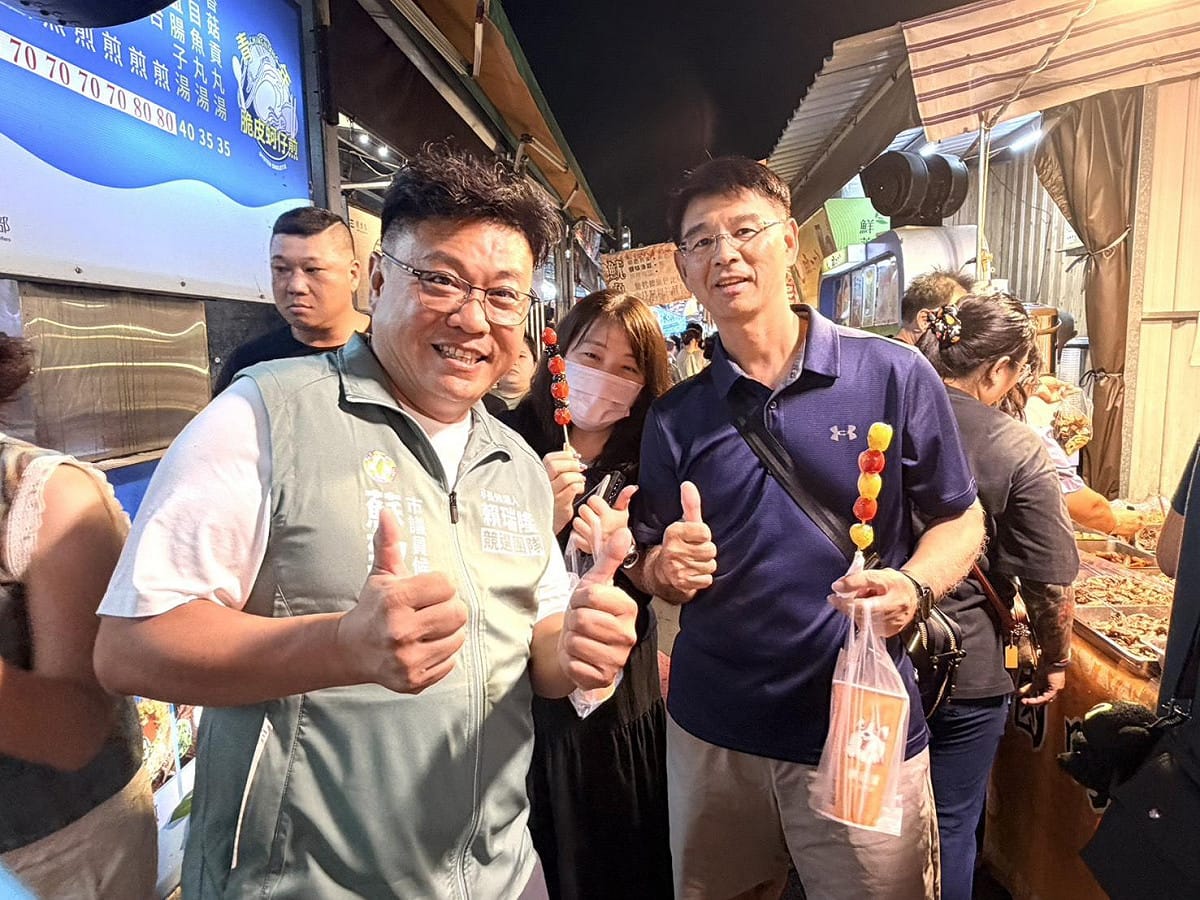 蘇致榮(左)在夜市巧遇湯登凱(右)。 圖：蘇致榮競總／提供