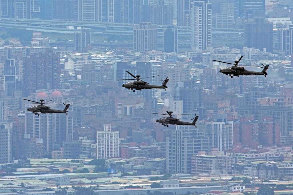 中華民國國慶大會典禮10日登場，AH-64E阿帕契攻擊直升機隨著旋翼機隊進行空中分列式。（中央社檔案照片） 圖：中央社提供