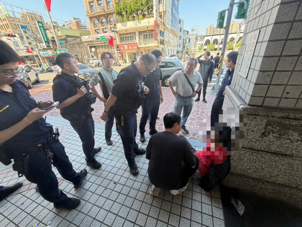 新北市新莊分局11日晚間獲報某民宅內女子疑遭人殺害，警方經連夜偵辦，12日中午將涉嫌殺害親人的男子（右下）逮捕到案。（翻攝照片）