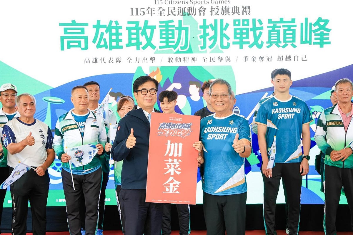 陳其邁(前左)致贈高雄市全民運代表隊加菜金。 圖：高雄市政府／提供