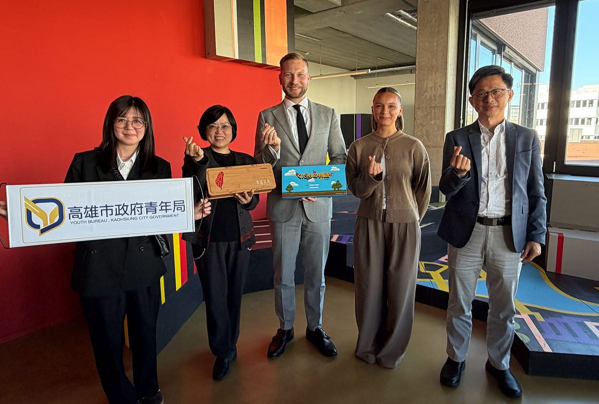 汪小芬(左二)拜訪斯圖加特數位創新中心，與總監Julian Lohf(中)交流新創輔導經驗，並致贈青年局輔導青創業者禮品。 圖：高雄市青年局／提供