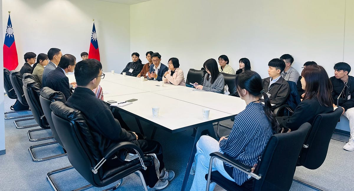 汪小芬帶領「青年百億海外圓夢計畫-德國4.0實境冒險」參訪團，拜訪駐德國台北代表處法蘭克福辦事處經濟組。 圖：高雄市青年局／提供