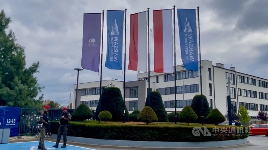 第13屆華沙安全論壇10月12日至13日在波蘭華沙登場，會場外豎立論壇與波蘭國旗旗幟。今年論壇以「團結立足」（#UnitedWeStand）為主題，吸引來自逾90個國家、超過3000名代表出席，共同研討歐洲與全球安全議題。中央社記者鄭淨伃華沙攝　115年10月13日 圖：中央社提供