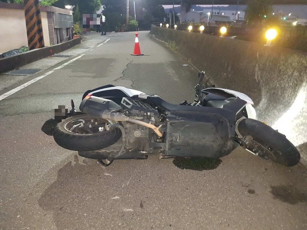 台中市一名機車騎士14日凌晨行經豐原區角潭路，意外落水，機車倒在路邊。（民眾提供）中央社記者趙麗妍傳真　115年10月14日