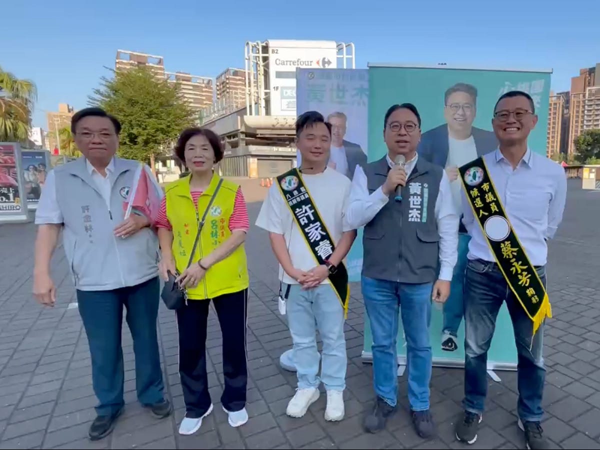 民進黨桃園市長候選人黃世杰14日清晨與桃園市議員許家睿、議員候選人蔡永芳及議員呂林小鳳團隊之陪同下，在八德區置地廣場前與民眾問候，隨後也再度前進大湳市場掃街。 圖：黃世杰競辦/提供