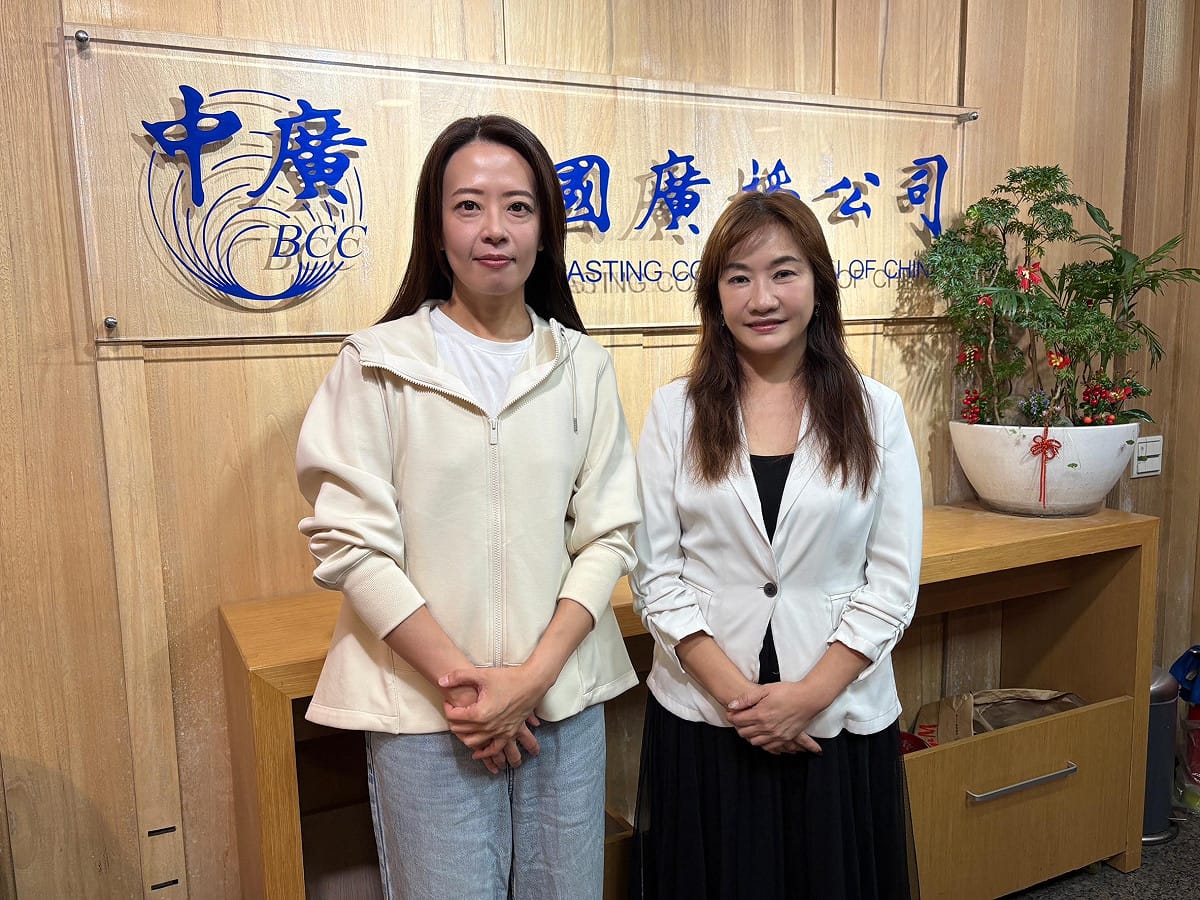 李四川競選辦公室主任江怡臻（圖左）接受中廣《千秋萬事》主持人王淺秋專訪。 圖：新傳媒/提供
