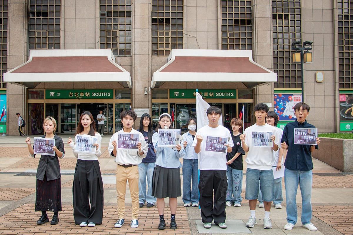 台灣青年民主協會今（14）日在台北車站南二門舉辦「2026 青年民主返鄉列車募資開跑記者會」。 圖：台灣青年民主協會提供