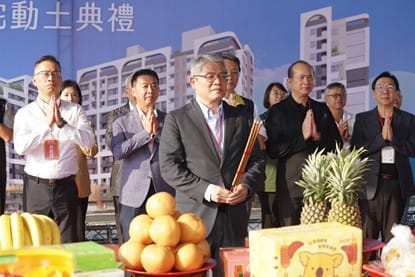 「勝利安居B」社會住宅新建統包工程動土典禮由國家住都中心花敬群董事長(前)主祭，祈求工程順利。 圖：住都中心提供