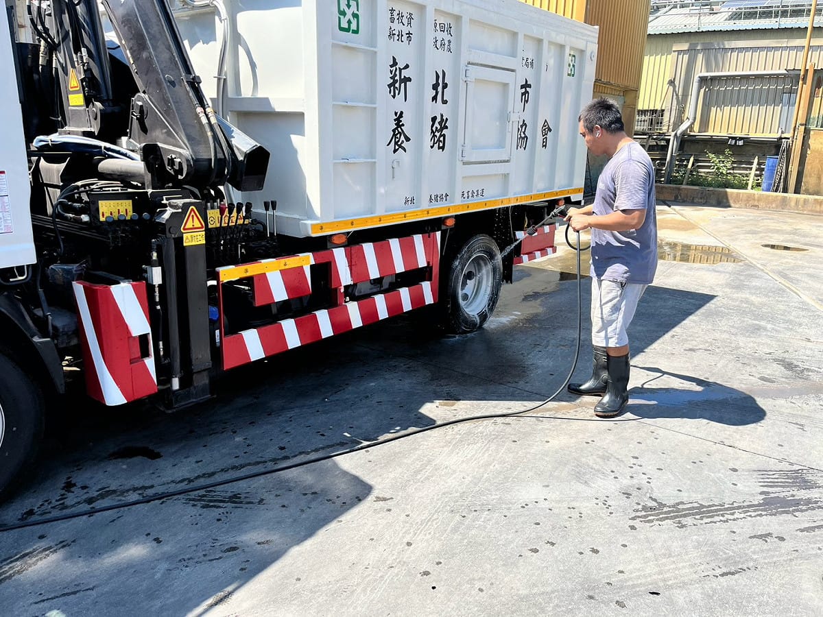 化製車載運斃死畜禽，應符合防疫規定進行清潔消毒。 圖：新北動保處／提供